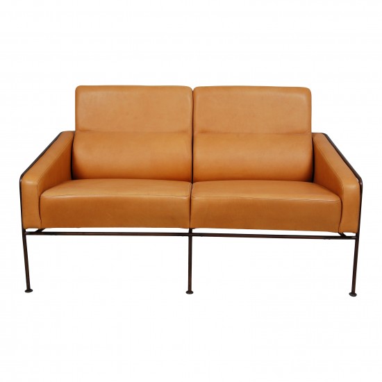 Arne Jacobsen 2.pers Airport sofa in Cognac Anilin leather and Roder